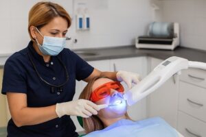 Nowoczesne wybielanie zębów laserem